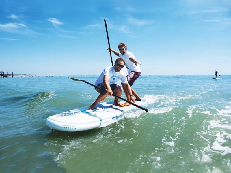 hommes qui s'amusent sur un paddle