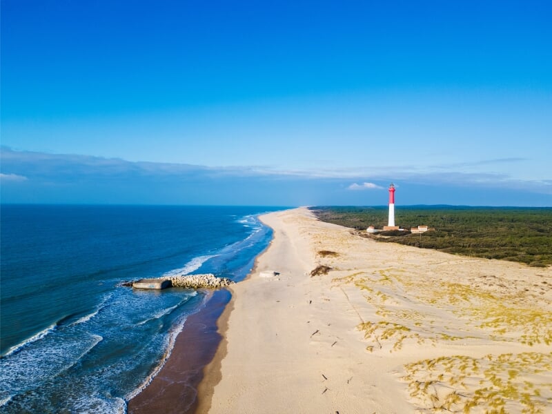 vue sur la plage et le phare de la coubre près de royan