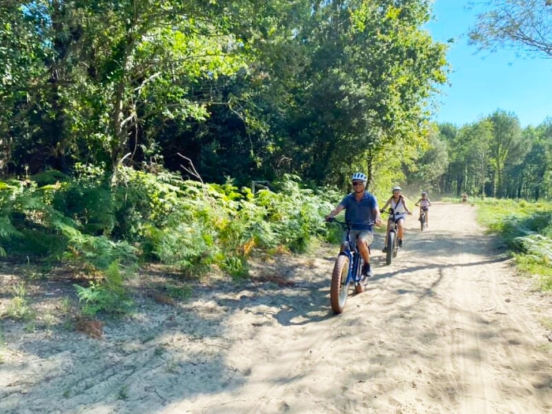 famille qui randonne en forêt près de la tremblade