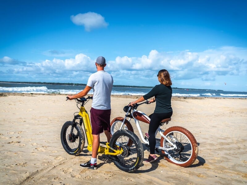 couple sur une plage de la tremblade en trottinette électrique