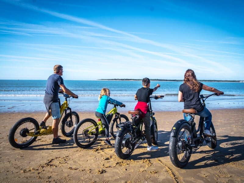 famille qui admire la vue sur la plage de la tremblade depuis les trottinettes électriques