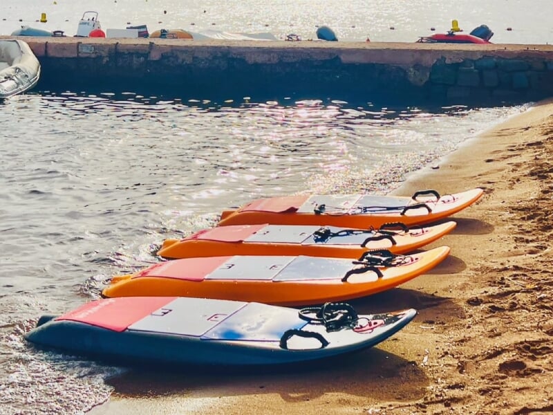 les planches de surf électrique sur la plage de saint-raphael