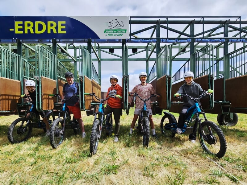 groupe de randonneurs à trottinette dans l'hippodrome de beaumont nort-sur-erdre