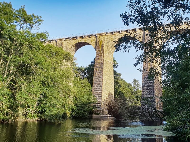vue en contrebas de la rigole alimentaire de nort-sur-erdre