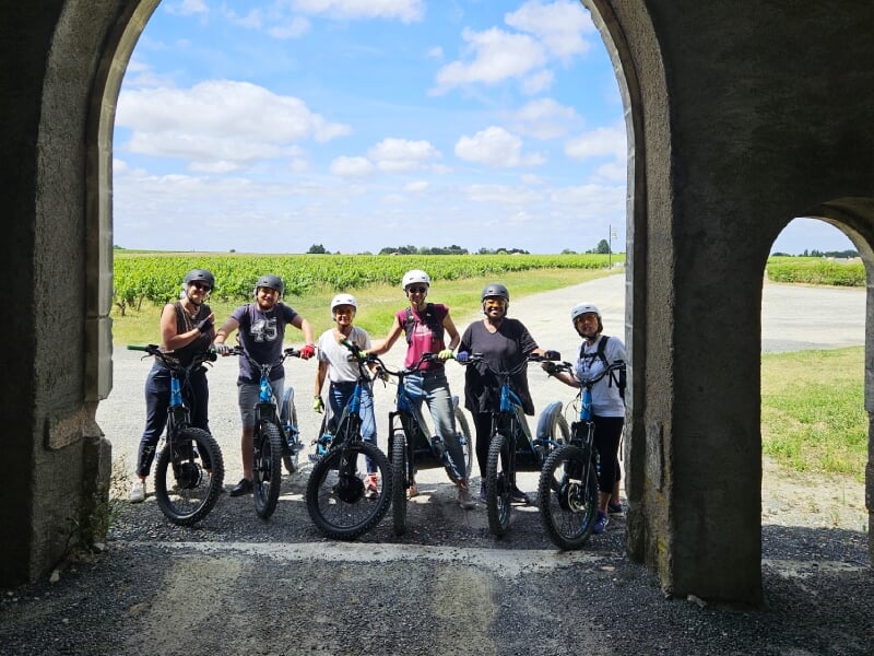 groupe de randonneurs en trottinette tout-terrain devant les vignes du pays nantais