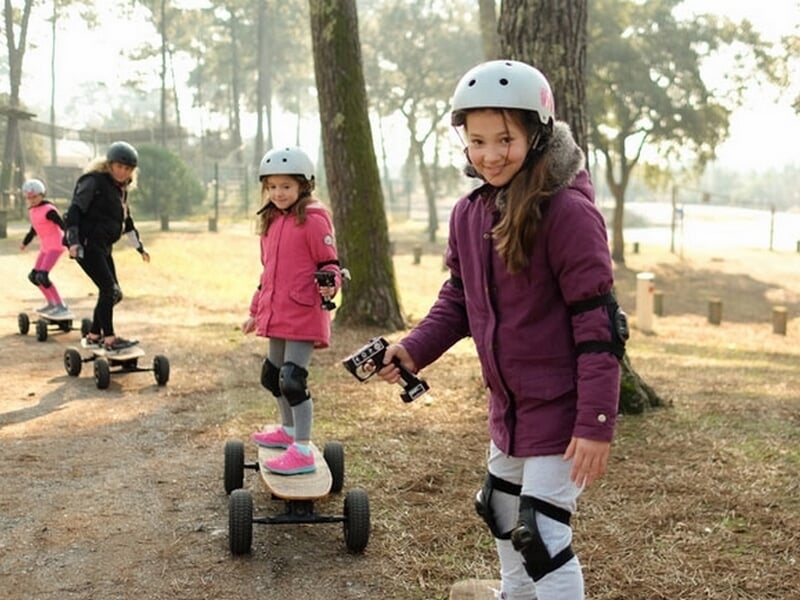 enfants pratiquant le skate électrique dans les landes