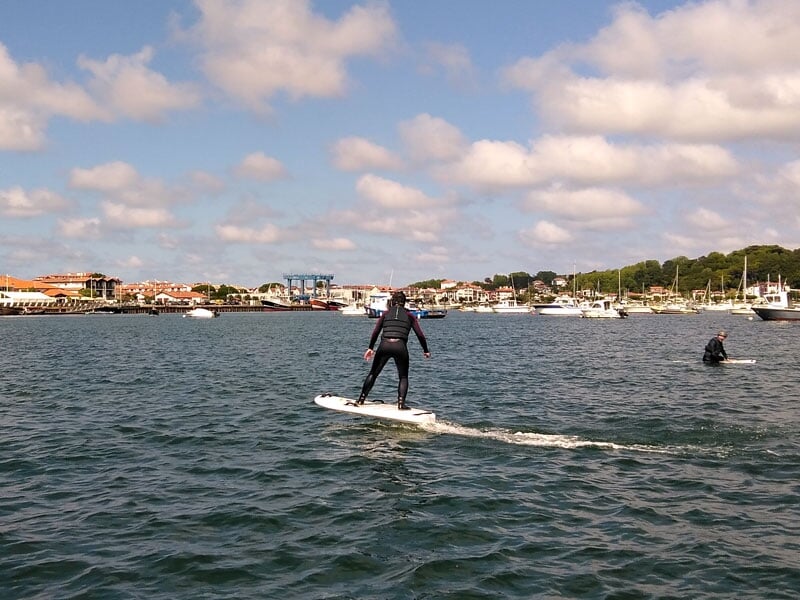 la session de foil électrique dans la Baie d'Hendaye