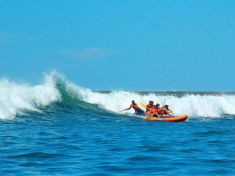 surfer ses premières vagues à plusieurs
