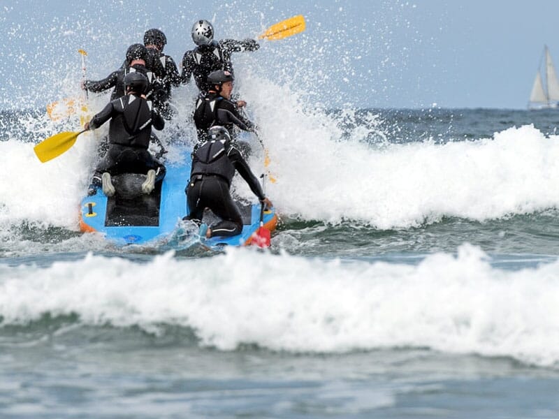 des amis surmontent les vagues de la Baie de Saint-Jean-de-Luz en wave rafting