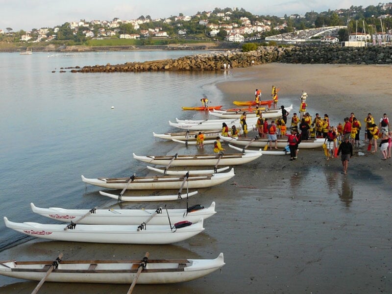 les pirogues sont prêtes à partir sur la plage