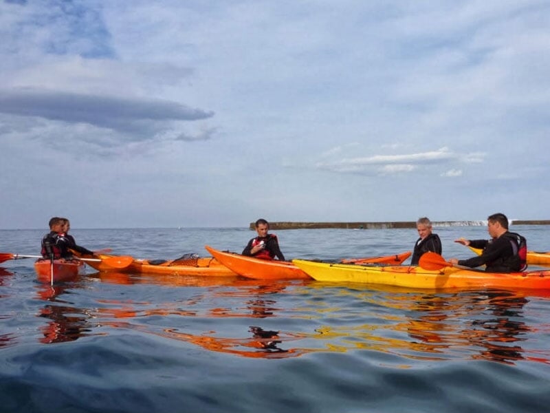 un groupe se balade en kayak de mer
