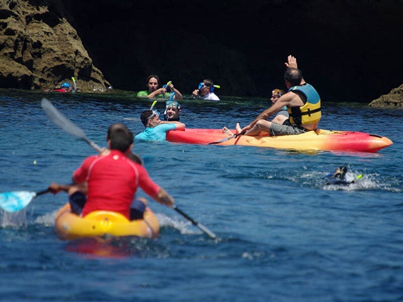 un groupe fait une pause snorkeling lors de la randonnée en kayak