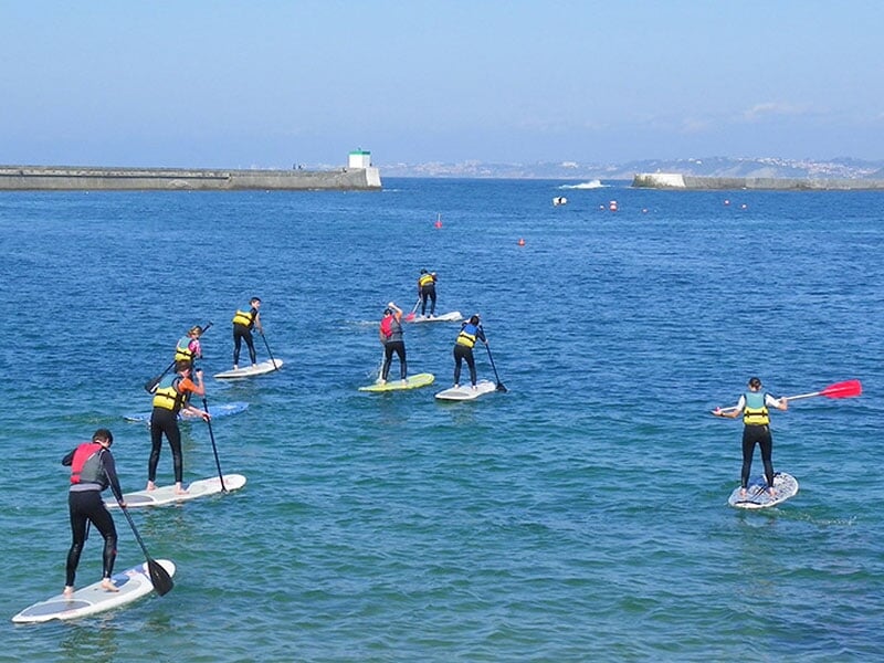 un groupe se dirige au cœur de la Baie de Saint-Jean-de-Luz en paddle