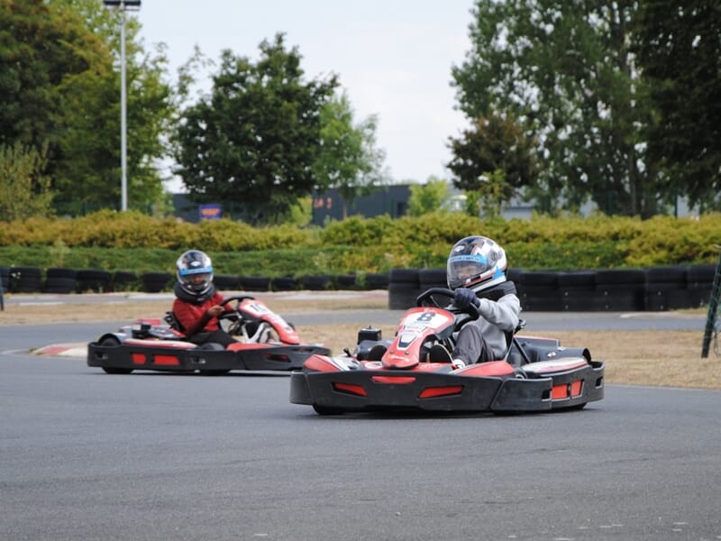 Deux enfants durant une course de kart sur le circuit de Caen