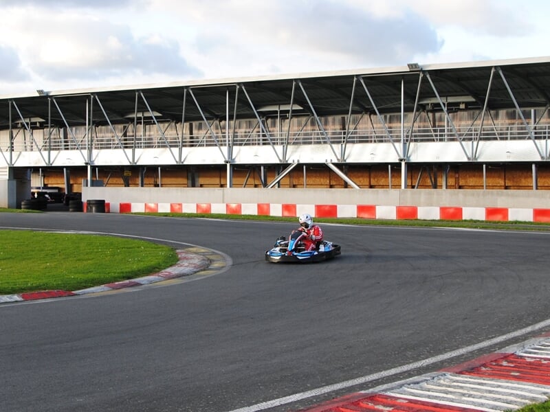 Personne en train de piloter un kart sur circuit