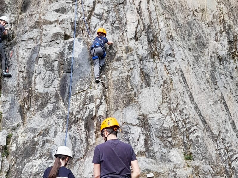 grimpeurs sur le site naturel des roches de riverie près de givors