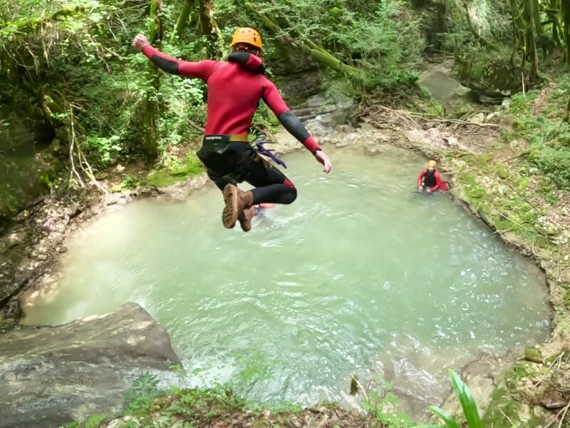 saut dans le canyon du tréfond-pernaz dans l'ain