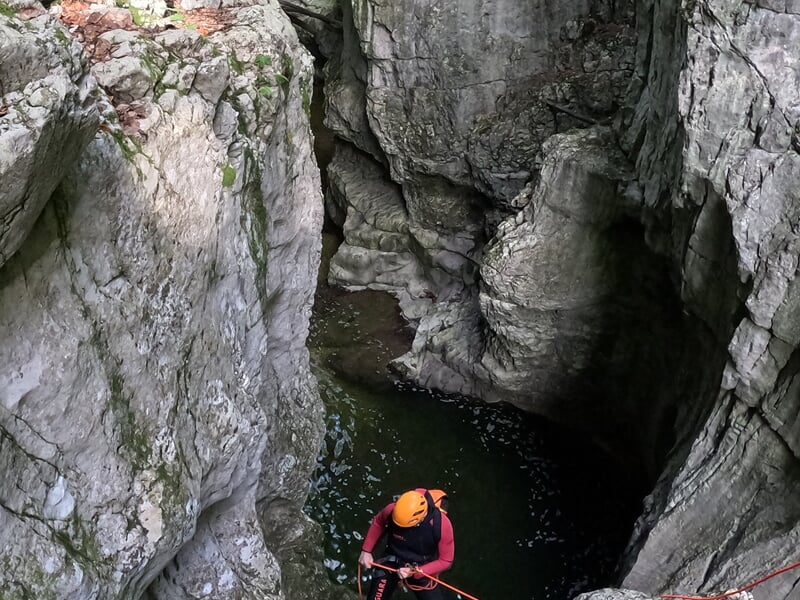 Personne pratiquant le canyoning au canyon des gorges de Chailles