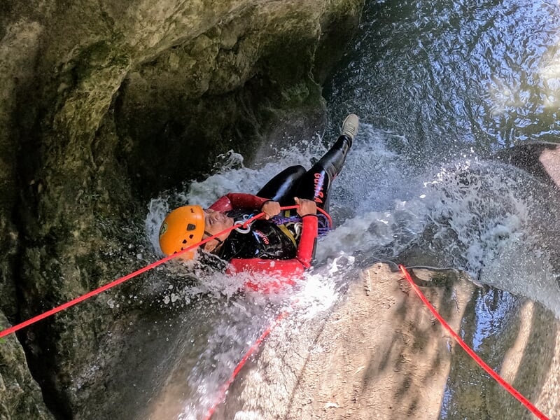 Personne pratiquant le canyoning au canyon Vertaco