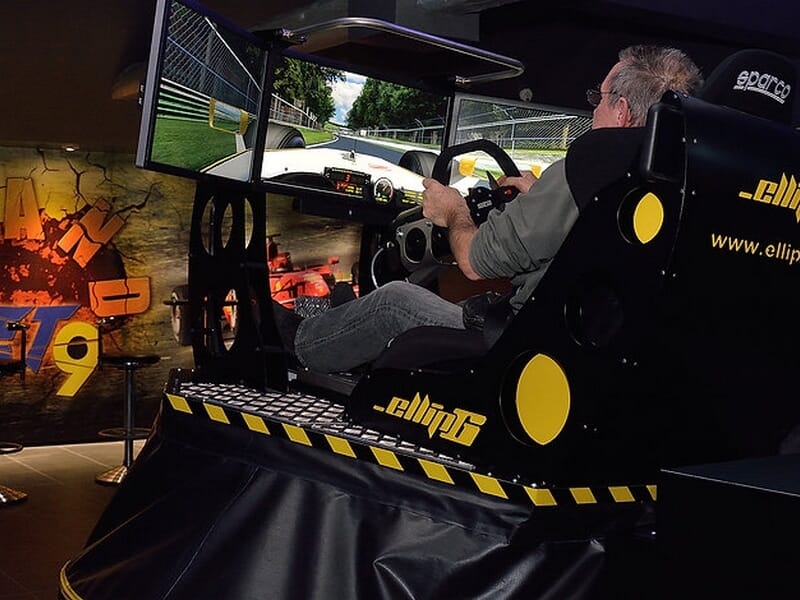 un homme sur simulateur de pilotage de F1
