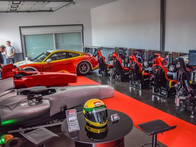 salle de simulation de pilotage automobile