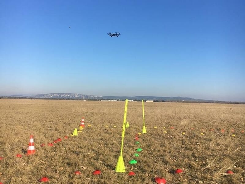 drone en l'air sur parcours initiation