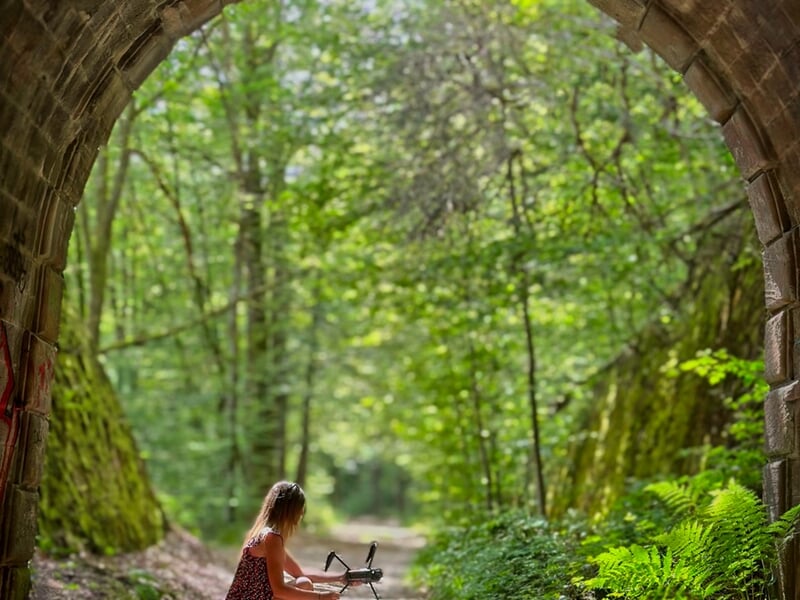 femme dans la forêt avec un drone