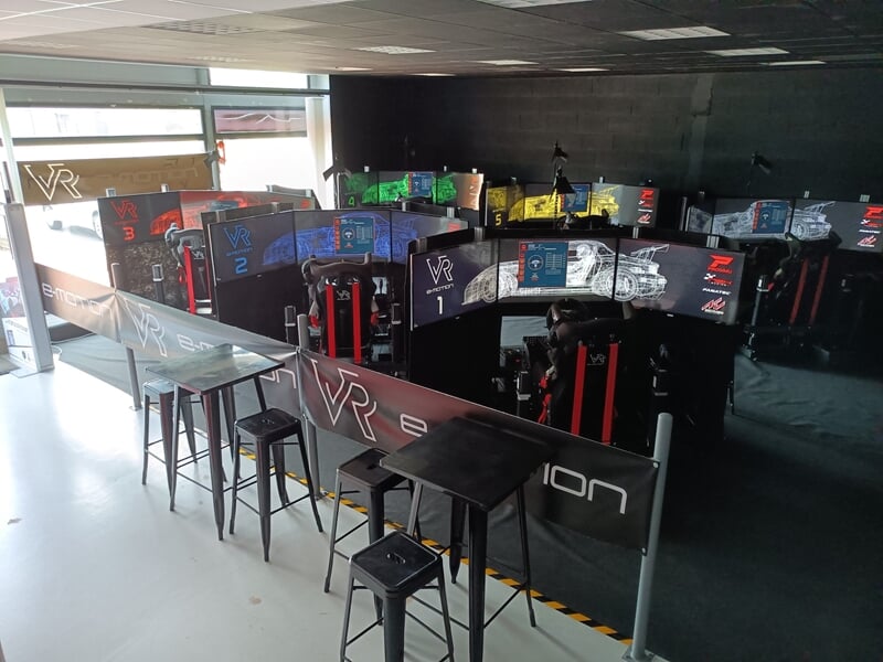 salle dédiée à la simulation de pilotage automobile