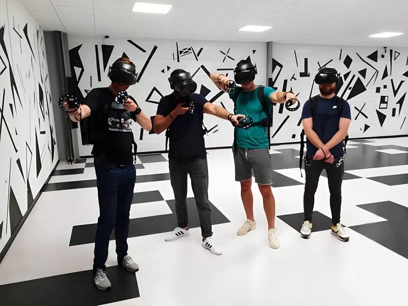 groupe de joueurs en réalité virtuelle à ludres