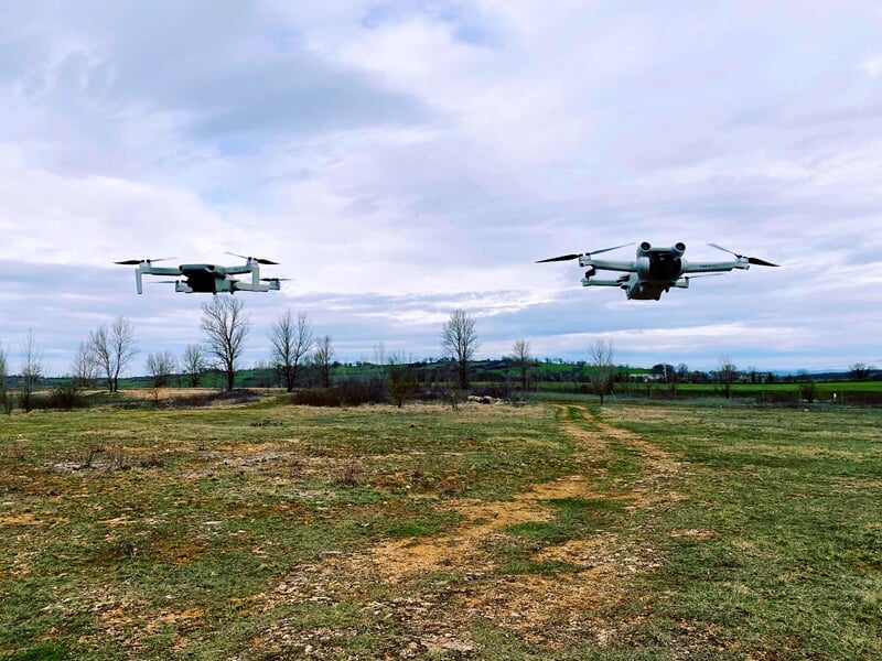 deux drones DJI en vol stationnaire