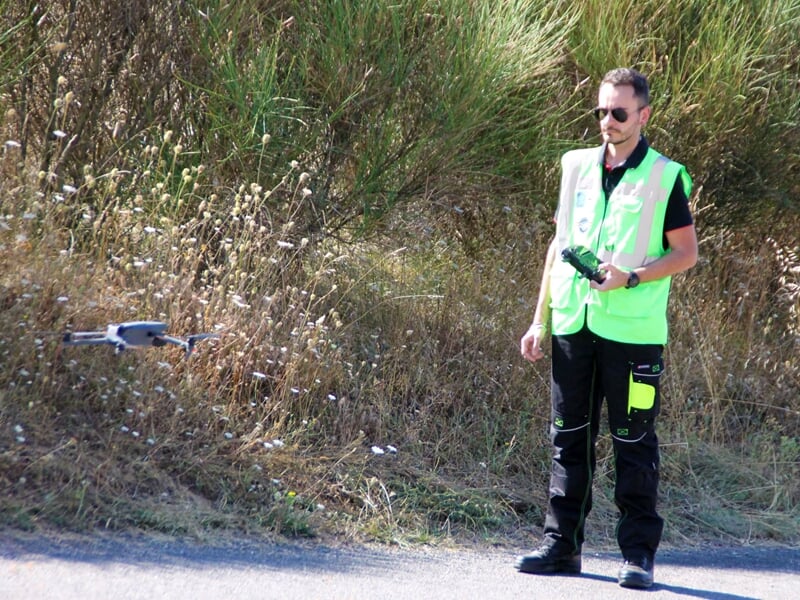 un homme télépilote un drone au ras du sol