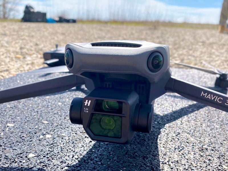 Un drone Mavic posé sur le sol et prêt à décoller