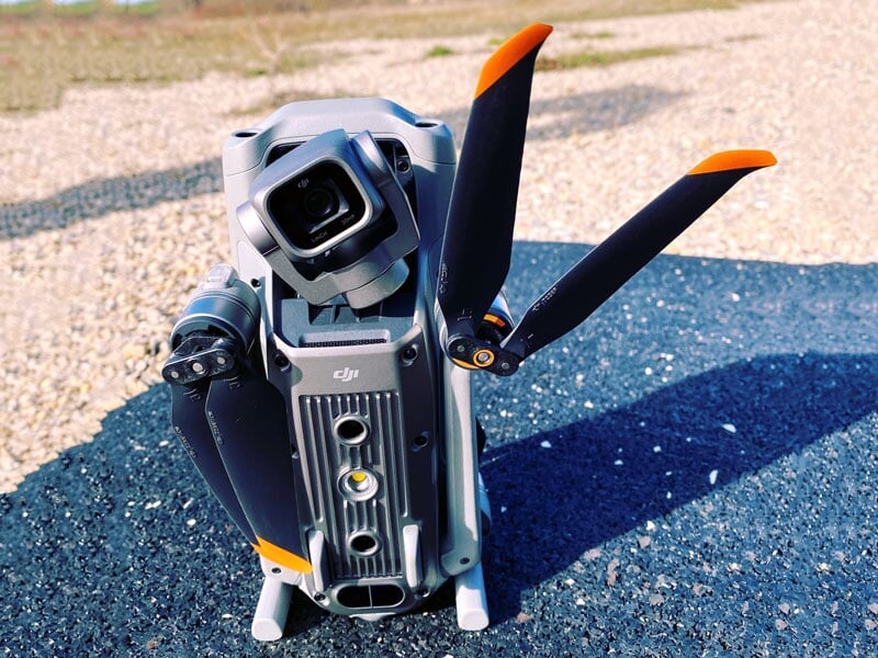 un drone DJI replié et posé sur le sol