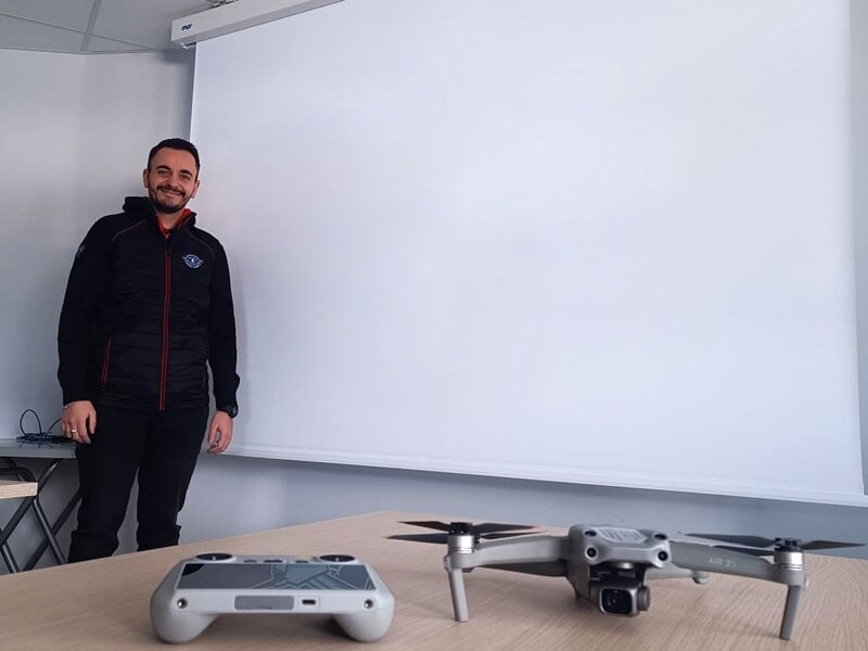 le formateur de pilotage de drone en salle de classe