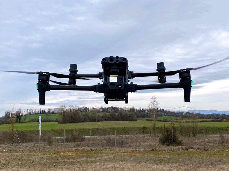 une drone de loisir équipé d'une caméra effectue un vol stabilisé à deux mètres du sol