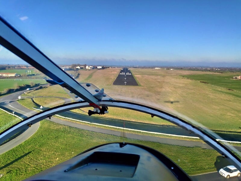 vue sur la piste d'atterrissage depuis la cabine de l'ULM Albatros