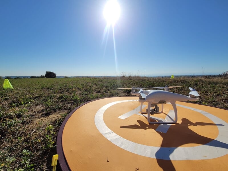 Drone vue de près sur point atterrissage dans un champ
