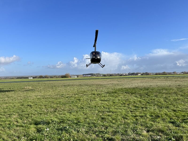 Le Robinson R44 en plein décollage