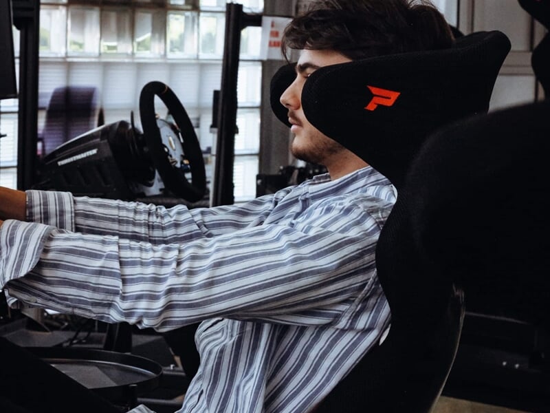 homme dans un simulateur automobile