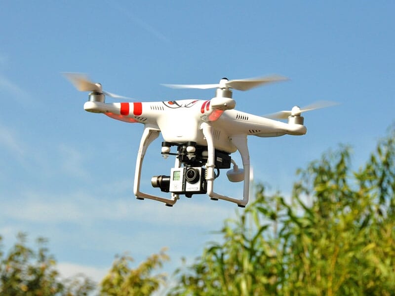un drone équipé d'une caméra GoPro fait un vol stationnaire