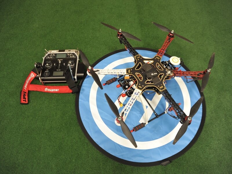 drone posé sur piste d'atterrissage avec télécommande