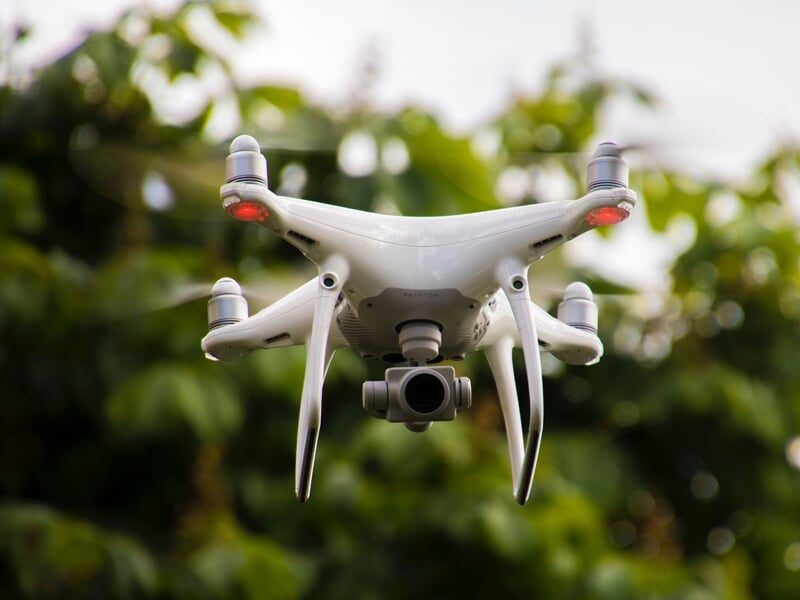 vue en contre plongée d'un drone de loisir dans les airs