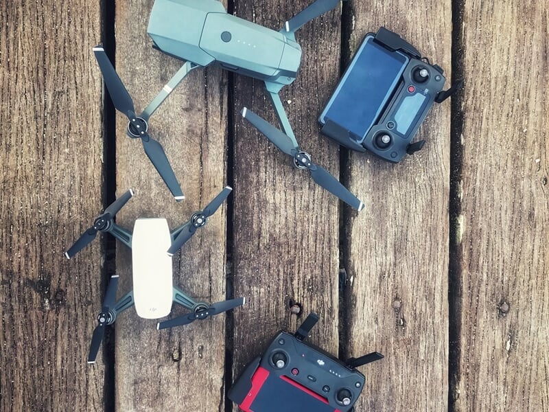 deux drones et deux télécommandes