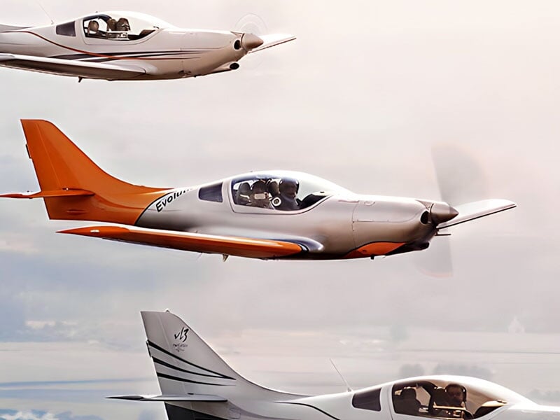 trois avions ULM VL-3 volent en formation