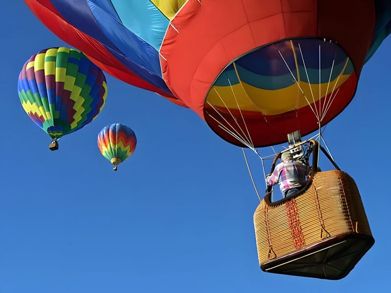 trois montgolfières s'envolent dans le ciel de la Côte-d'Or