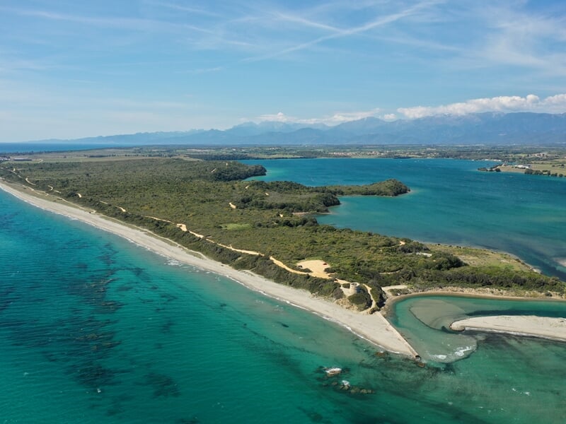 plages corses vues du ciel avec une chaîne de montagne en arrière plan