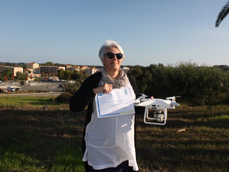 femme avec attestation initiation pilotage drone