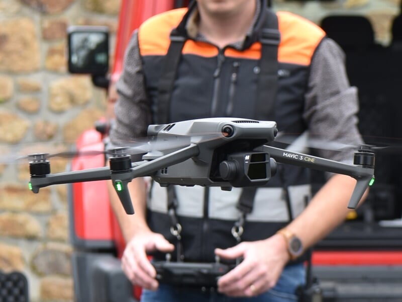 un drone en vol stationnaire