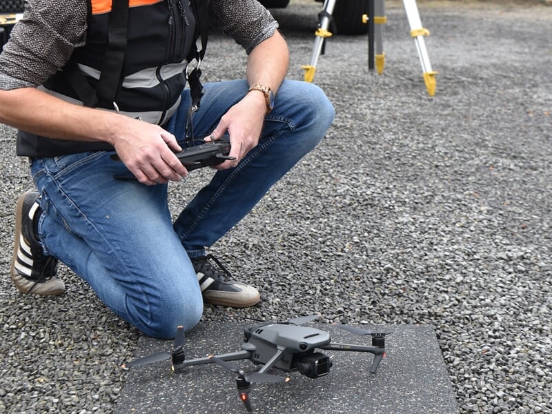 un télépilote de drone prépare son vol