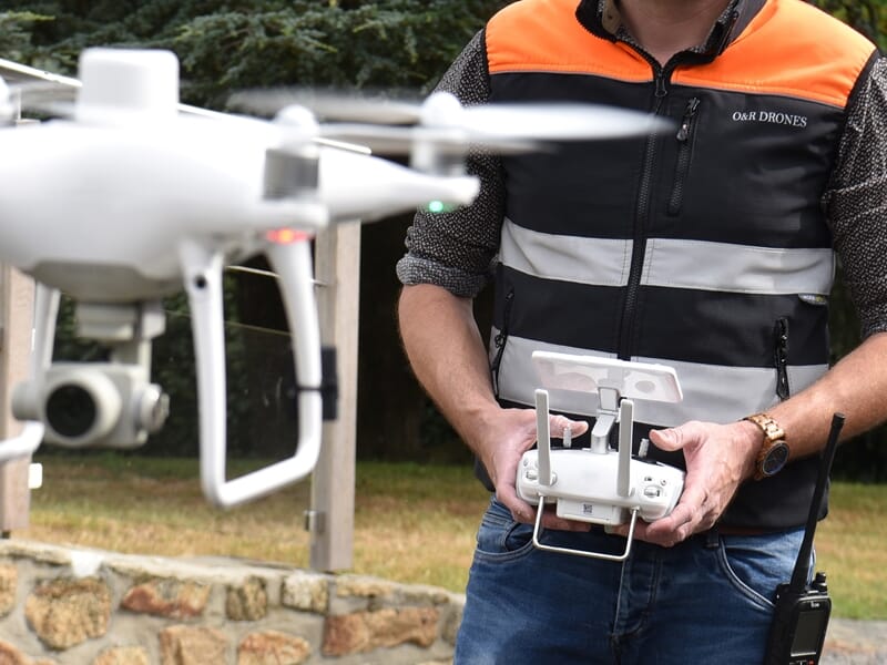 pilote de drone avec drone